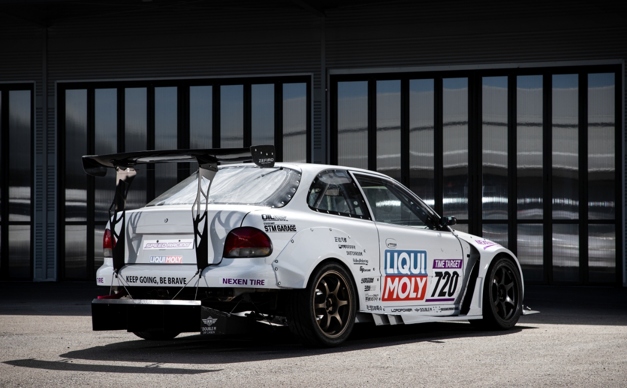 엑센트 경주차의 후면부 모습