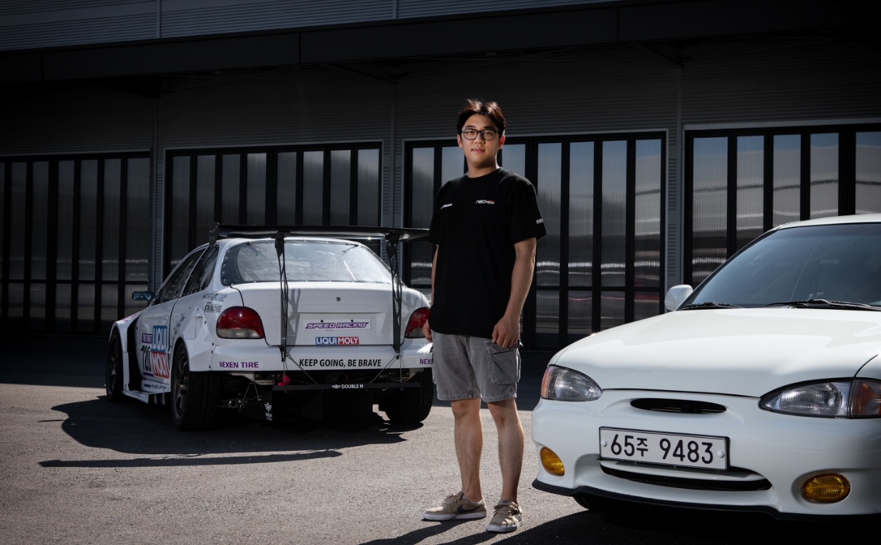 엑센트 두 대와 홍준영씨가 나란히 서 있는 모습