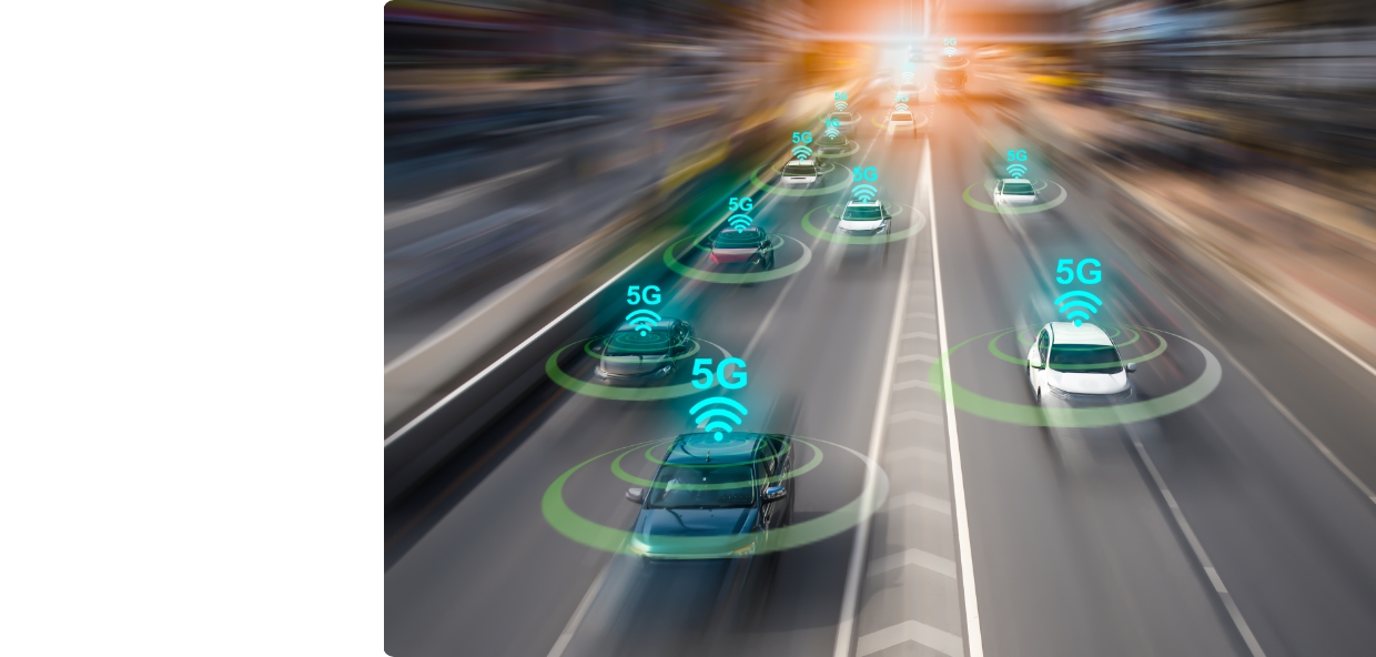 5G 네트워크로 V2V, I2V 통신을 실행 중인 모빌리티들