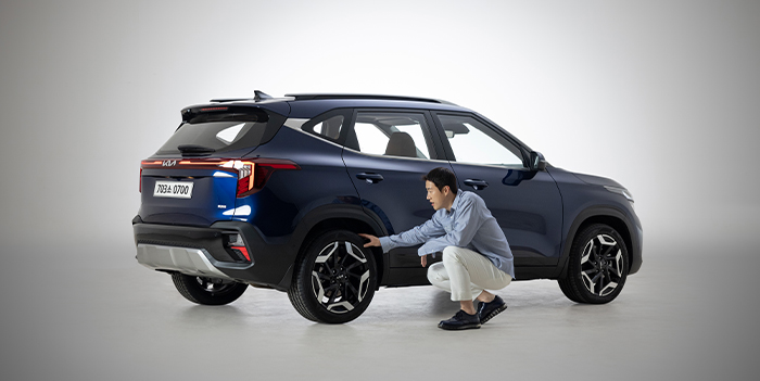 Exterior designer explaining the new wheels of The New Seltos