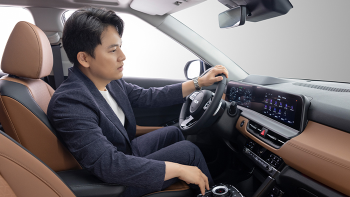 Interior designer explaining the design of the driver's seat for The New Seltos