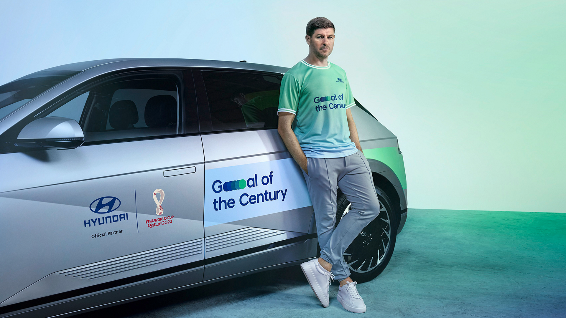 제라드가 아이오닉 5를 배경으로 포즈를 취한 모습