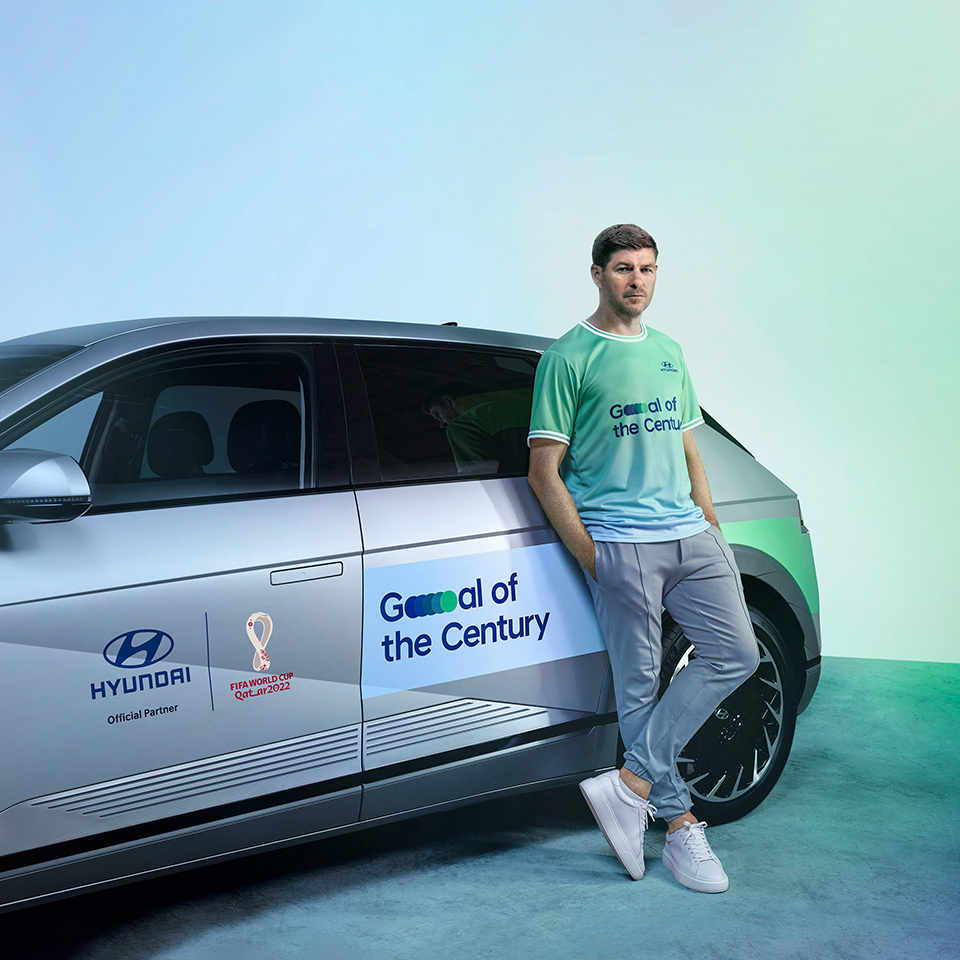 제라드가 아이오닉 5를 배경으로 포즈를 취한 모습