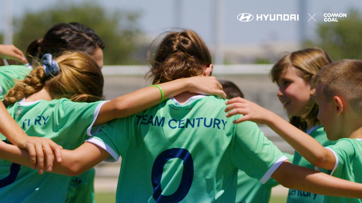 팀 센추리 소녀들이 어깨동무를 하는 모습