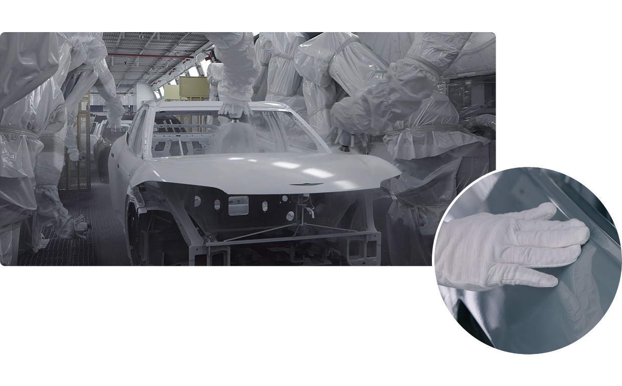 로봇이 GV60의 차체를 도색하고 있는 모습과 작업자가 손으로 도색 품질을 검수하고 있는 모습