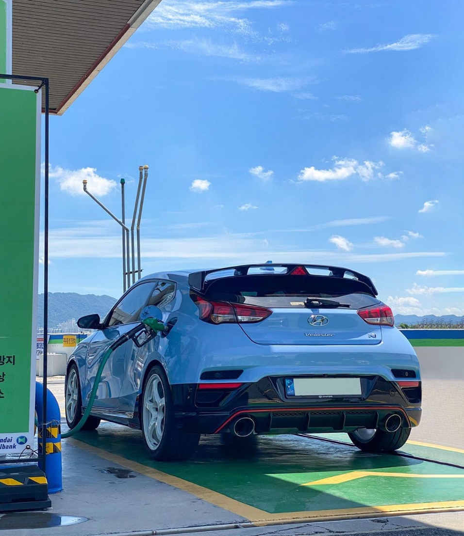 The rear quarter view of Veloster N taken by Jinyoung Lee