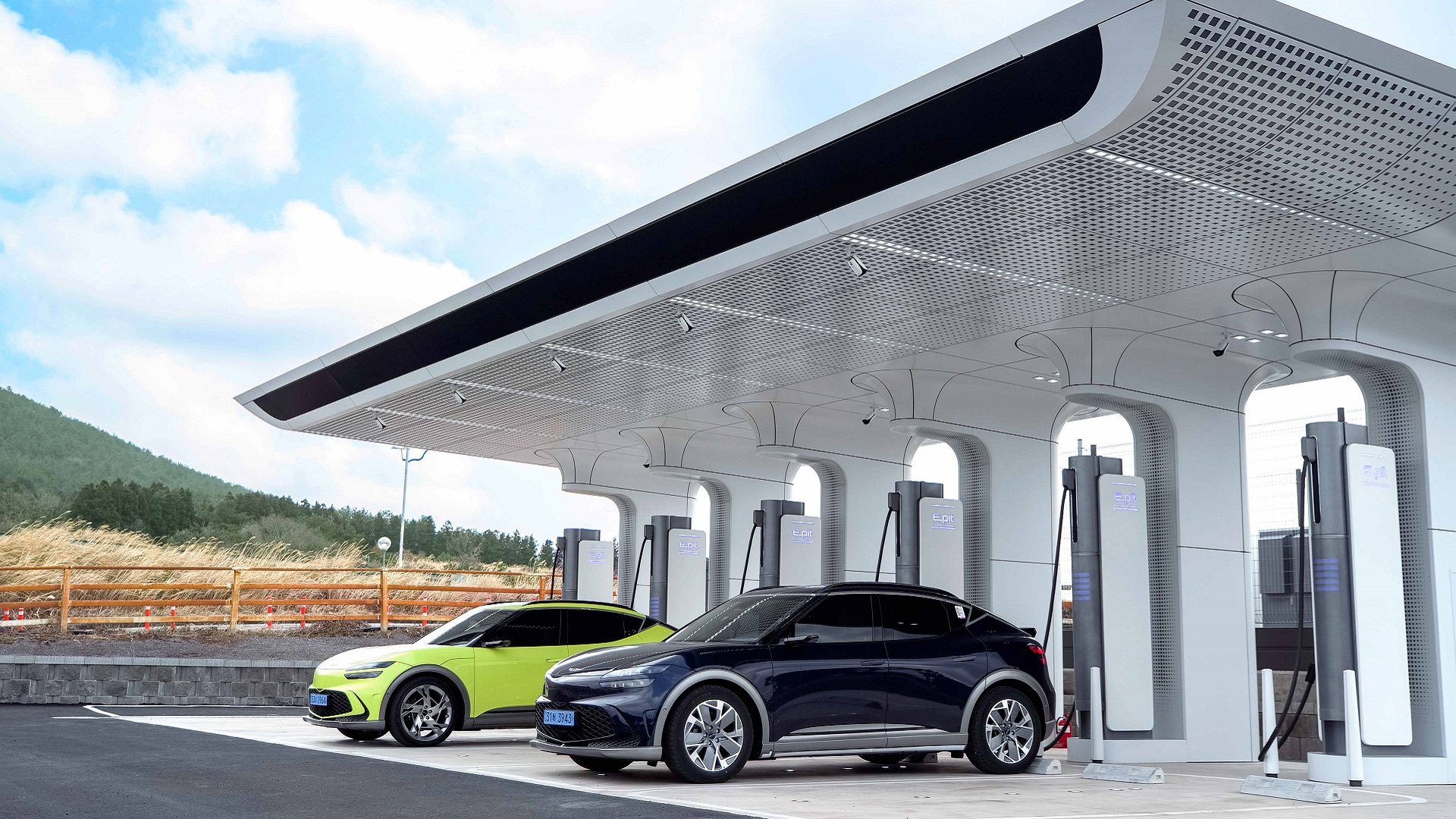 E-pit에서 전기를 충전하고 있는 GV60