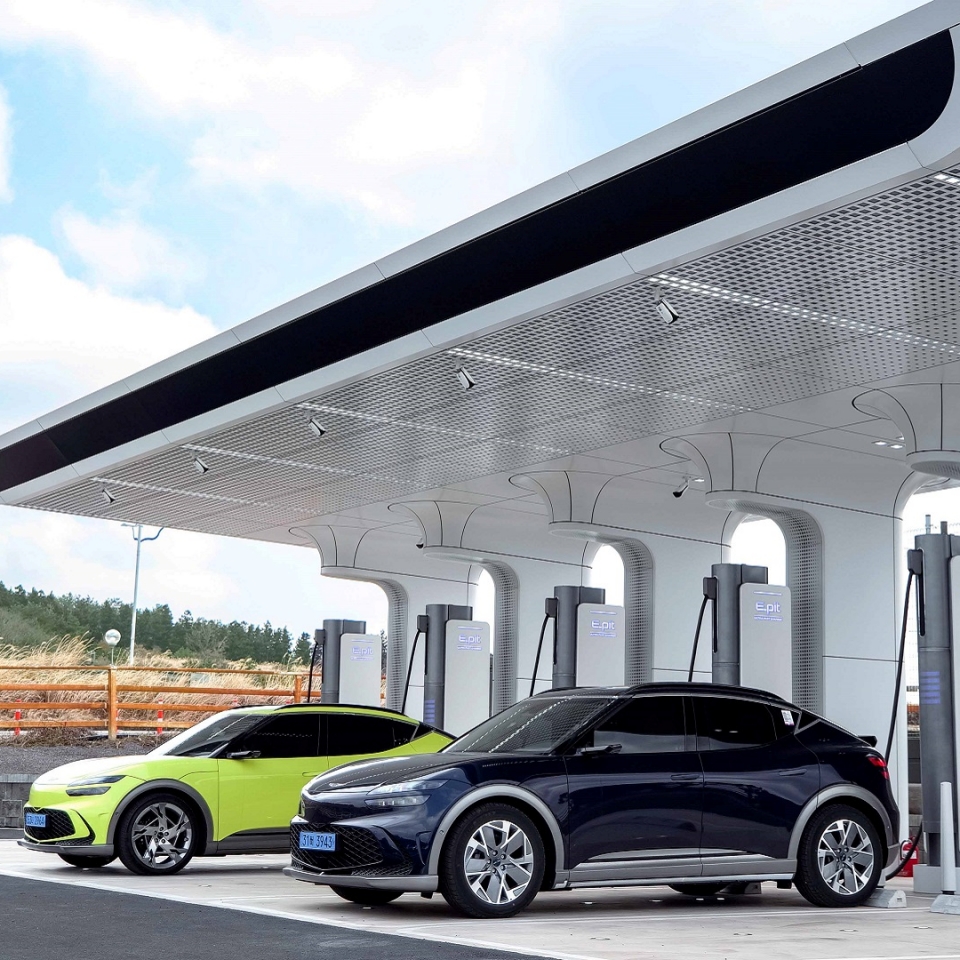 E-pit에서 전기를 충전하고 있는 GV60