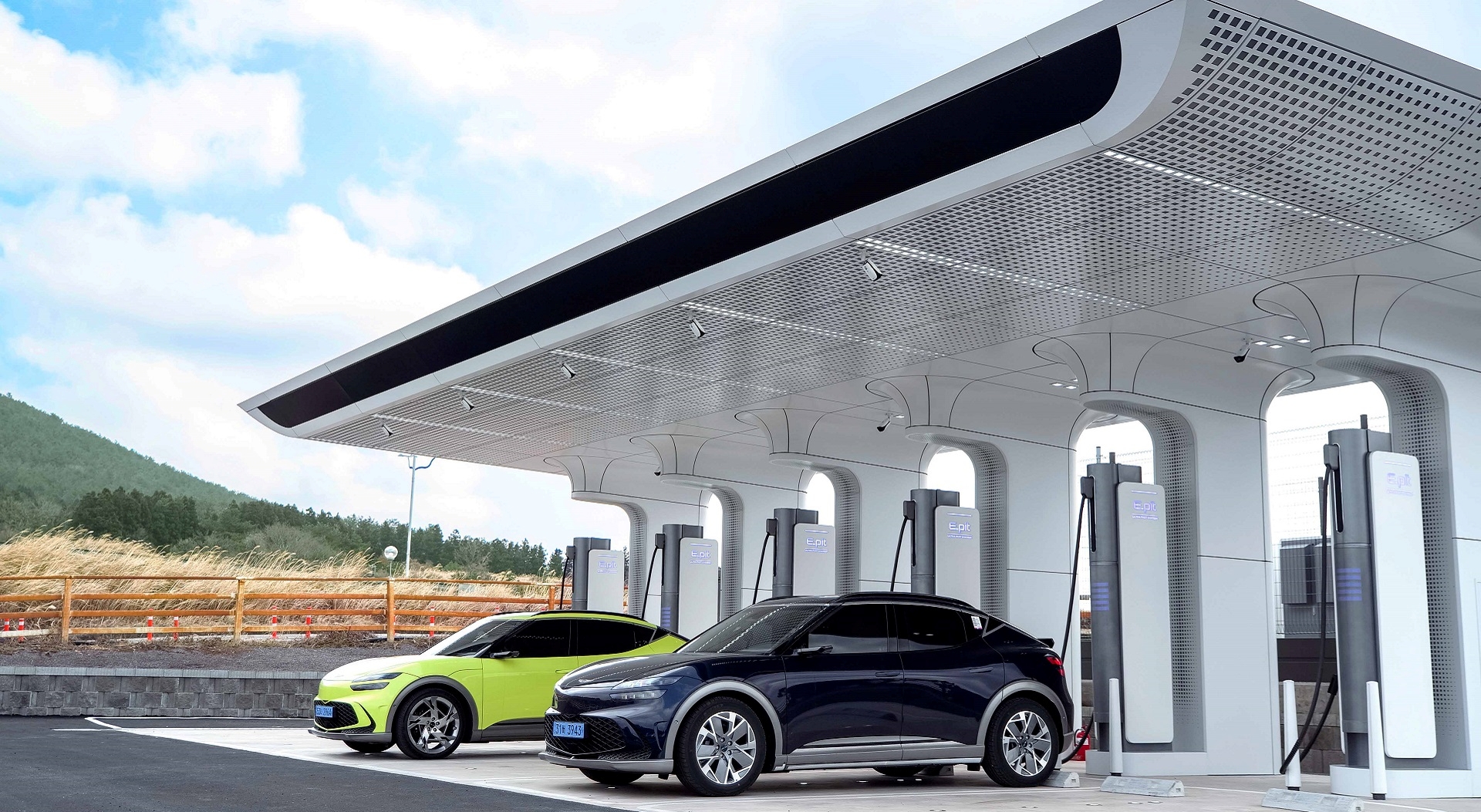 E-pit에서 전기를 충전하고 있는 GV60