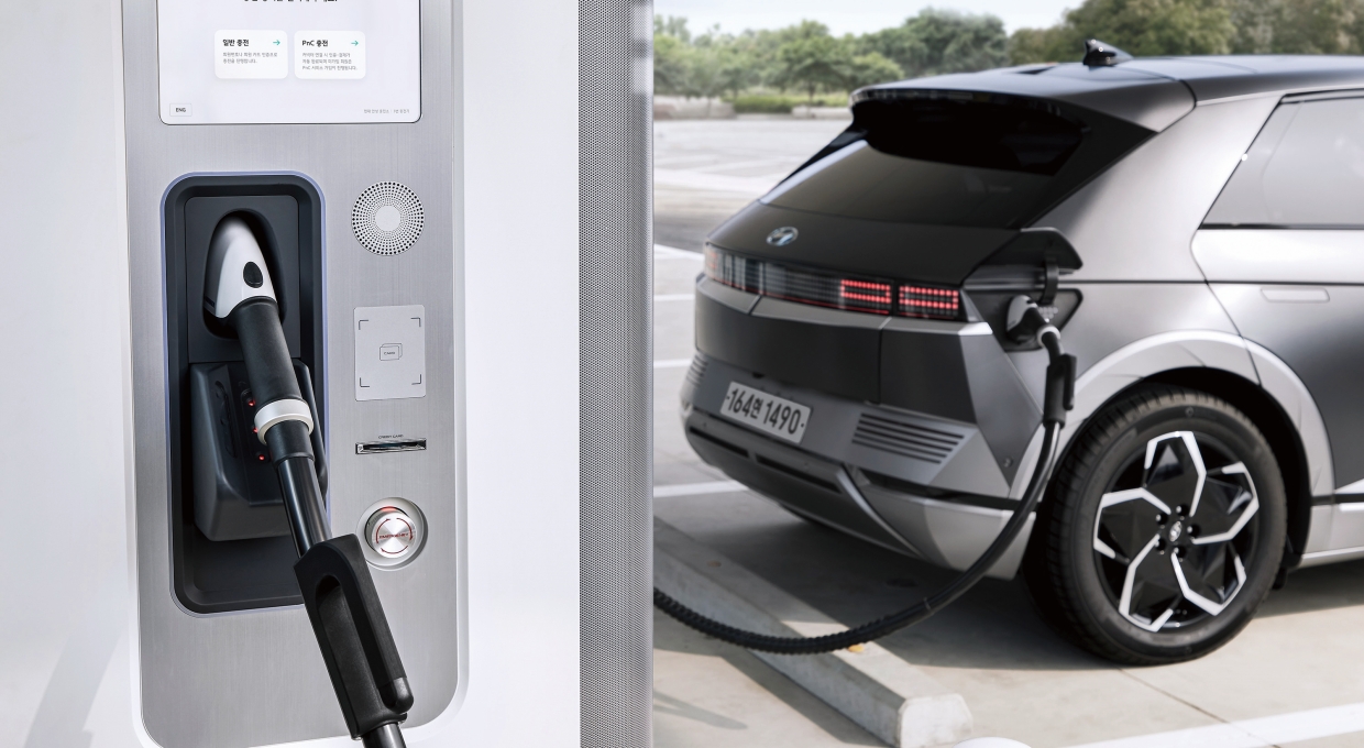 E-pit 충전소를 이용하고 있는 아이오닉 5 후면부 모습