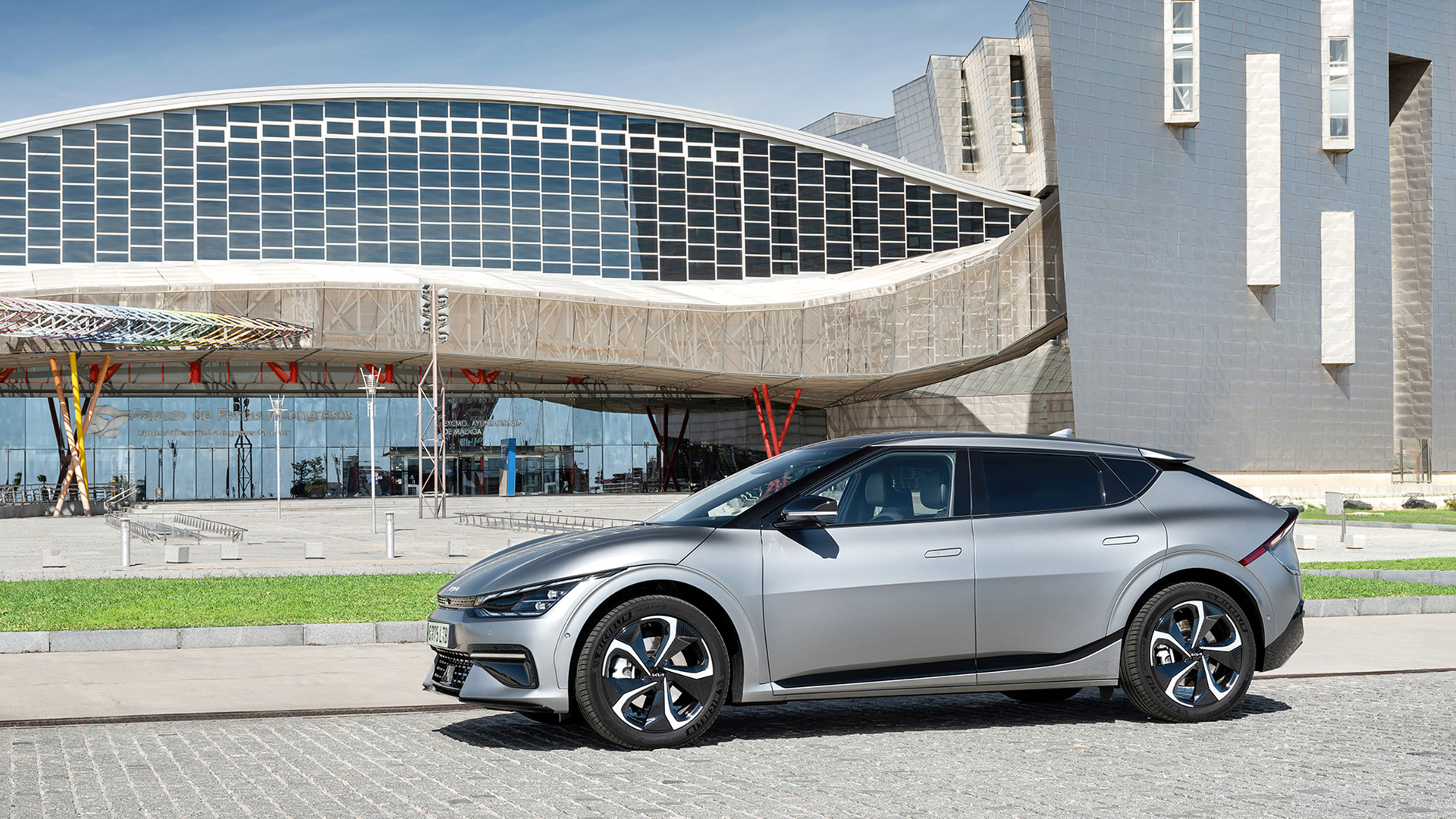 유럽의 어느 건물을 배경으로 주차되어 있는 기아 EV6의 모습