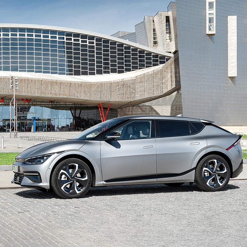 유럽의 어느 건물을 배경으로 주차되어 있는 기아 EV6의 모습