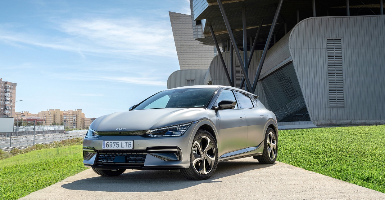 유럽의 어느 건물을 배경으로 주차되어 있는 기아 EV6의 모습