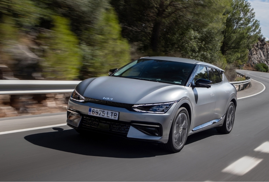 유럽의 어느 도로를 달리고 있는 기아 EV6의 모습