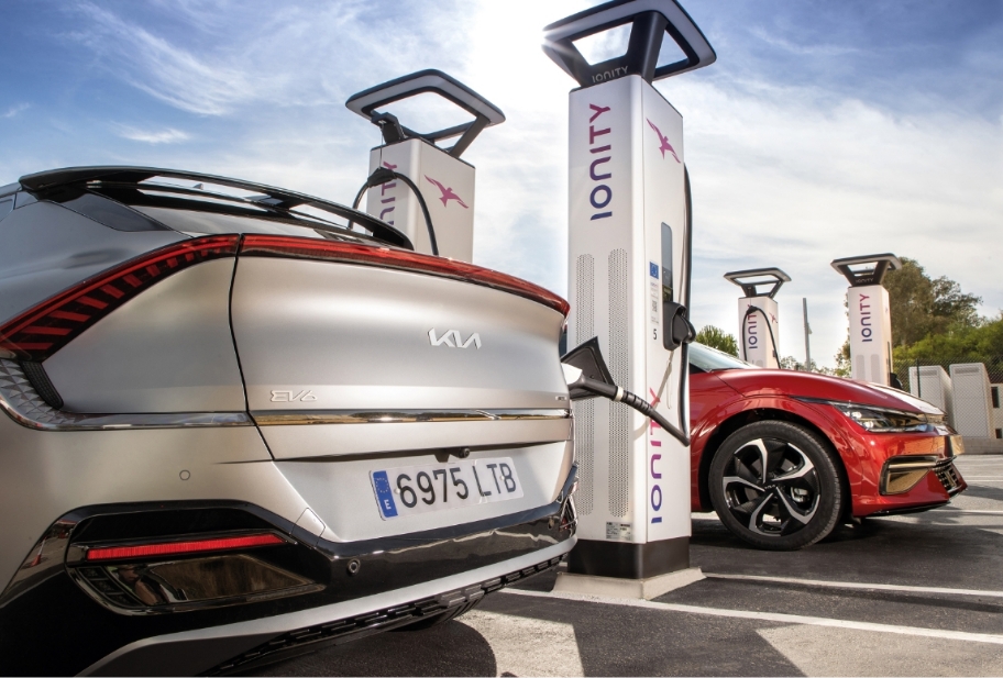 전기차 충전기에서 배터리를 충전 중인 기아 EV6의 모습