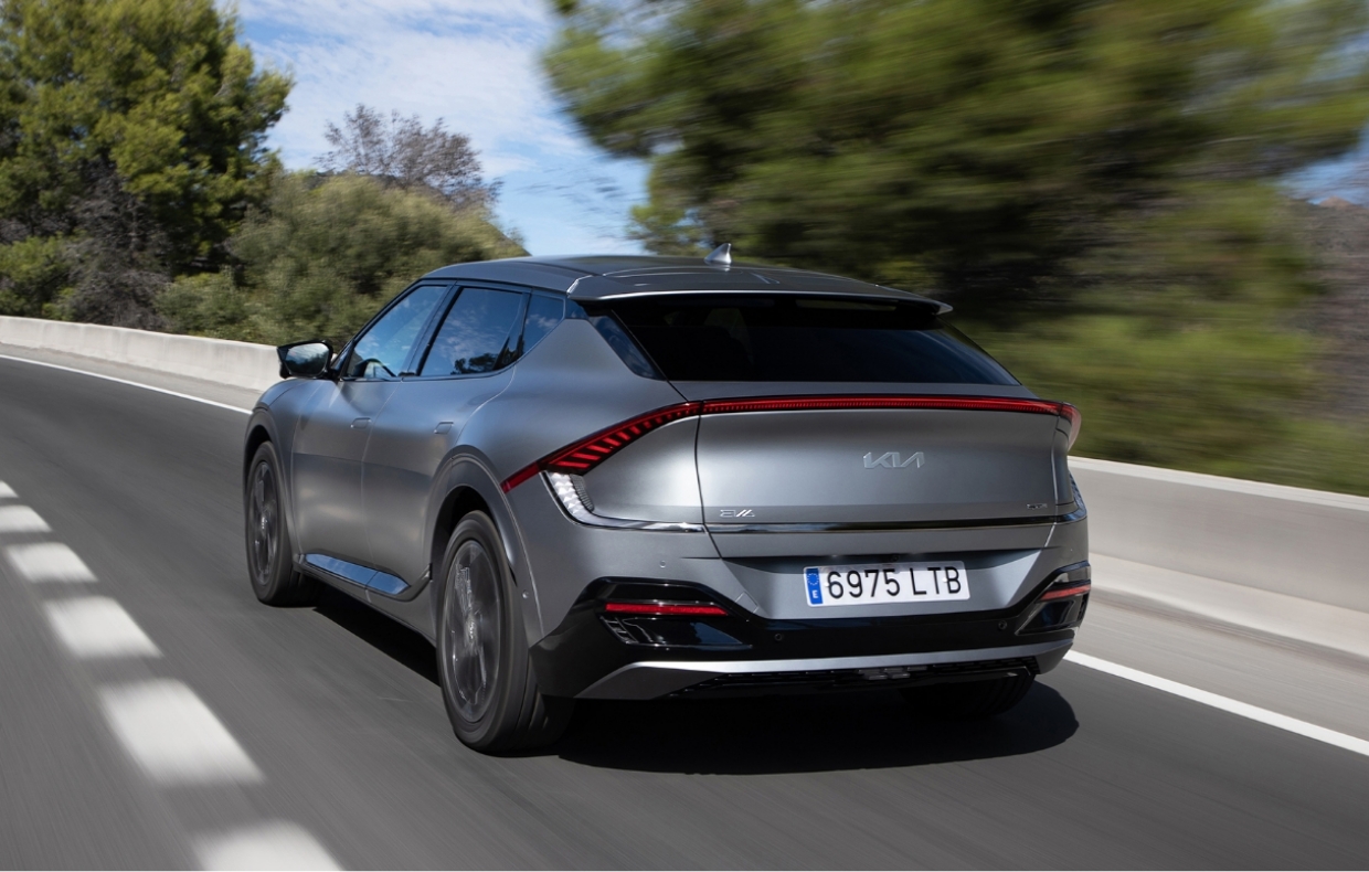 유럽의 어느 도로를 질주 중인 기아 EV6의 뒷모습