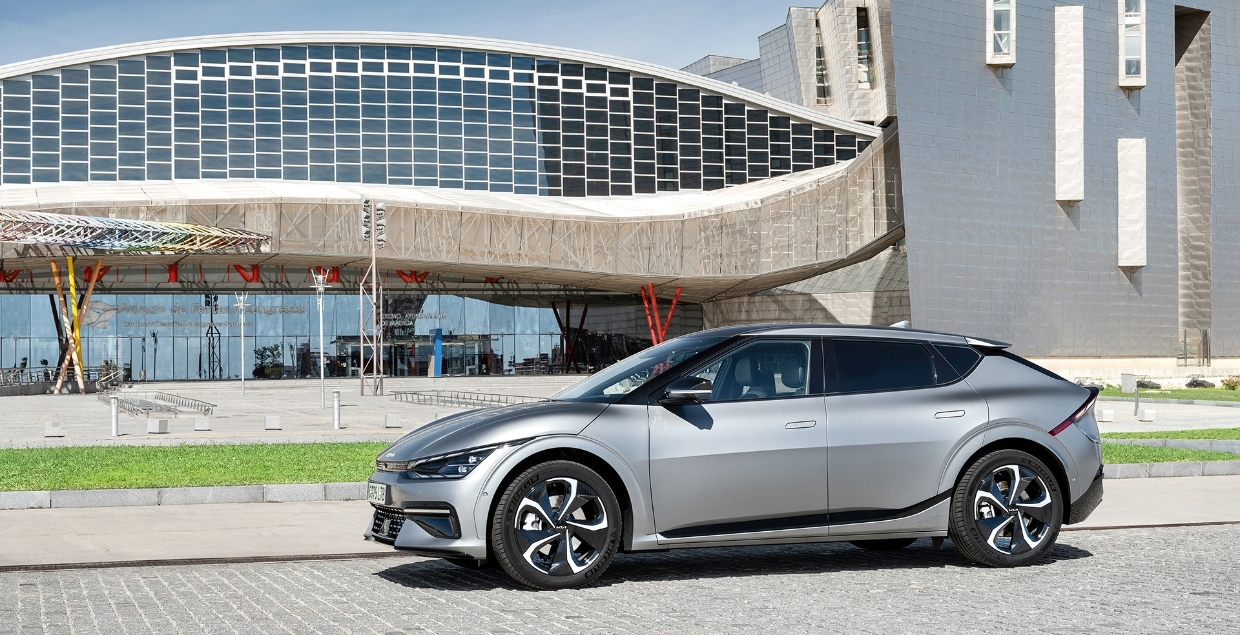 유럽의 어느 건물을 배경으로 주차되어 있는 기아 EV6의 모습