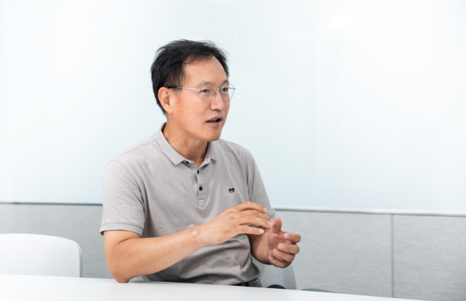 이명원 책임연구원이 차량 제어에 관한 이야기를 하고 있다