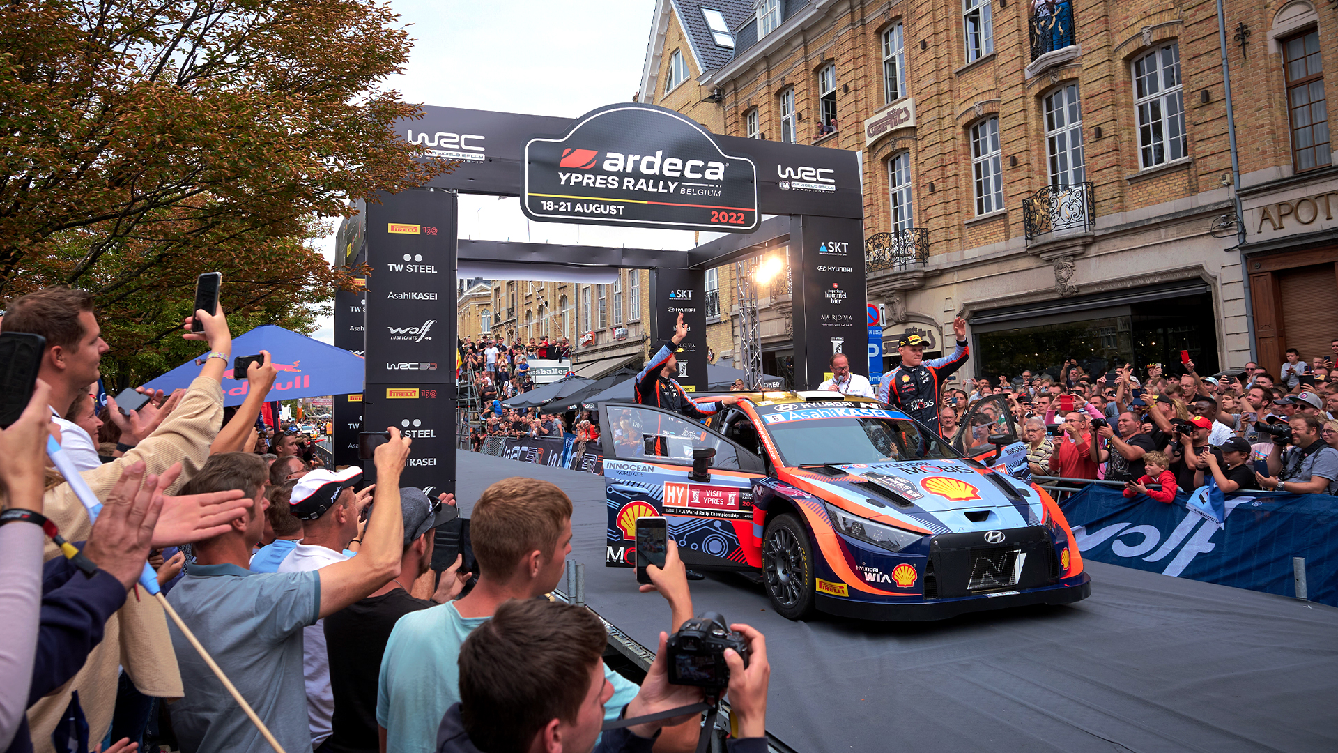 벨기에 관중들의 응원을 받고 있는 현대 월드랠리팀 오트 타낙의 모습