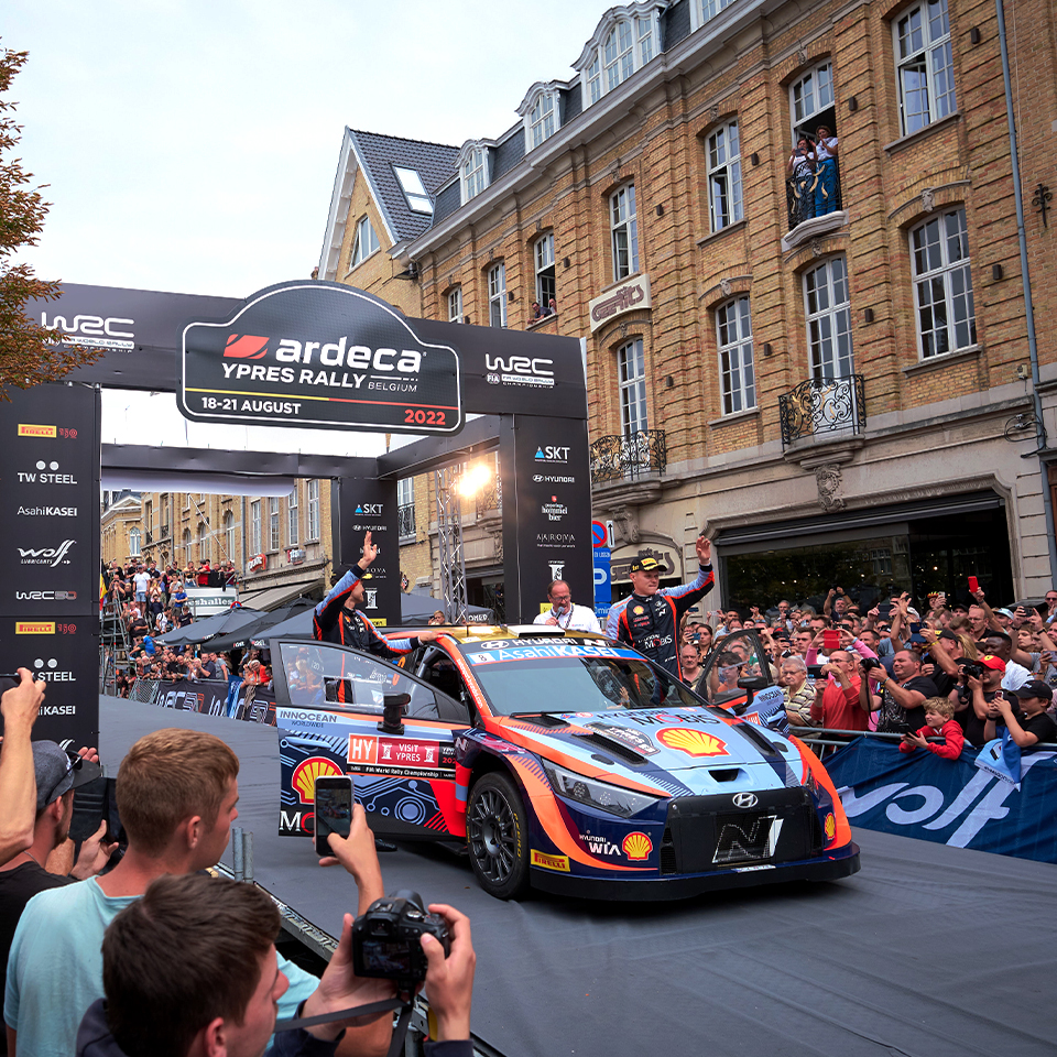 벨기에 관중들의 응원을 받고 있는 현대 월드랠리팀 오트 타낙의 모습