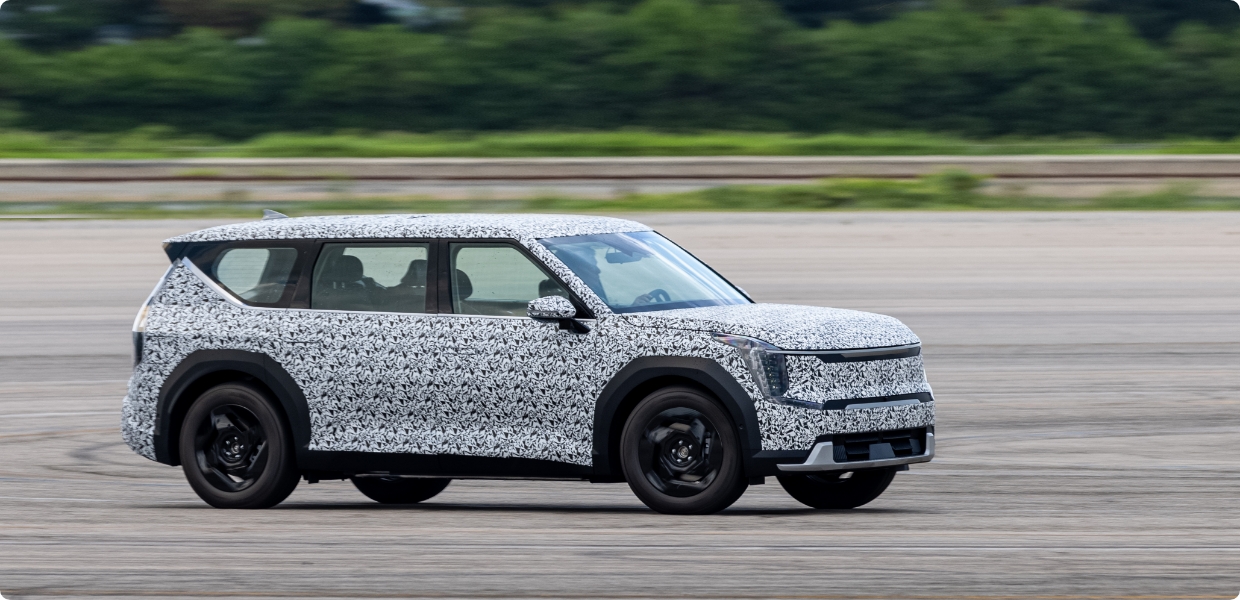 위장막을 쓴 기아 EV9이 주행하는 모습