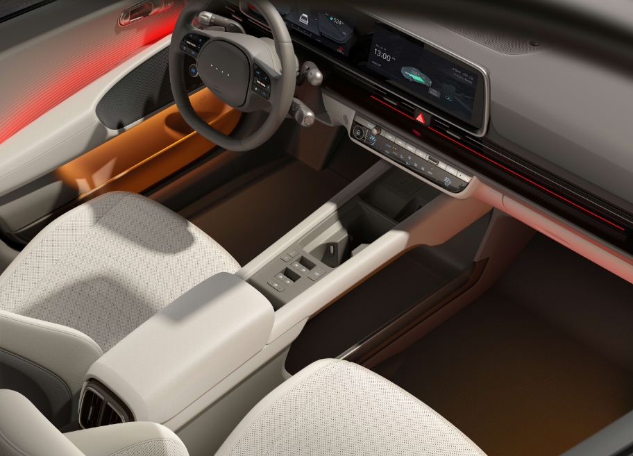 현대자동차 아이오닉 6의 운전석과 센터 콘솔의 모습