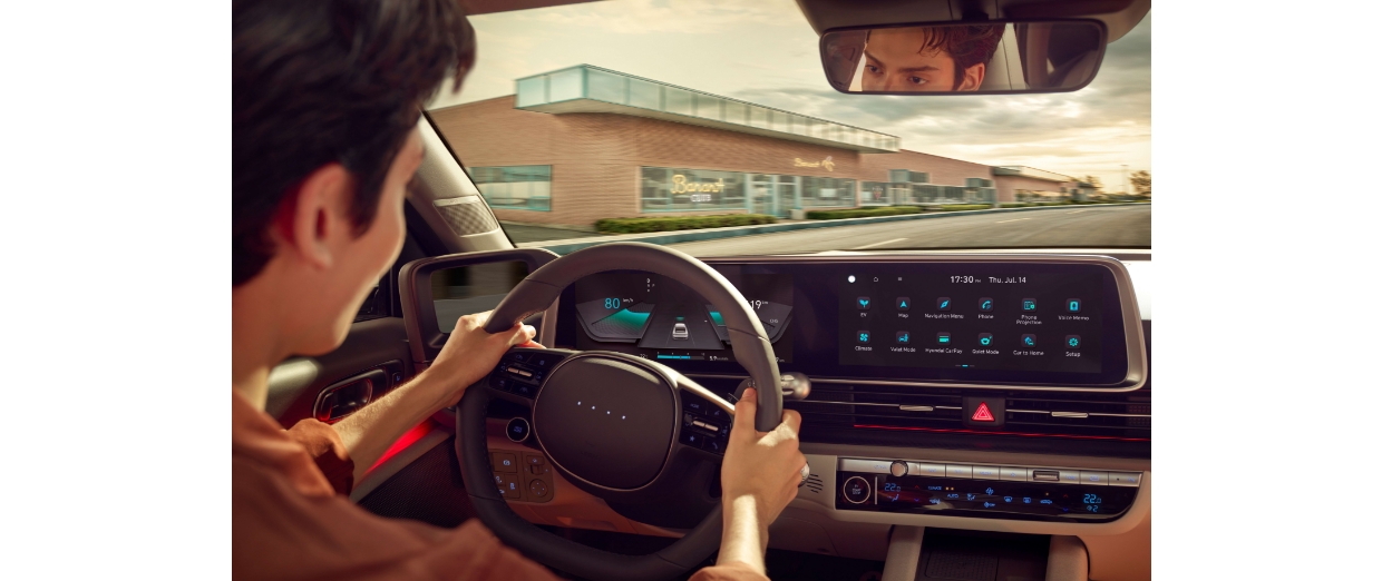 현대자동차 아이오닉 6를 운전하고 있는 모습