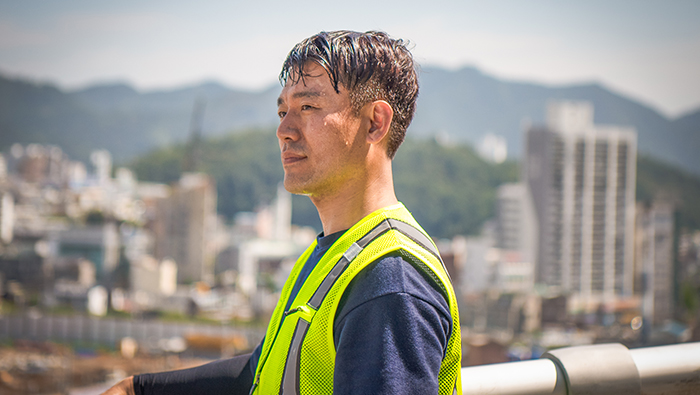 구슬땀을 흘린 환경미화원의 얼굴 모습