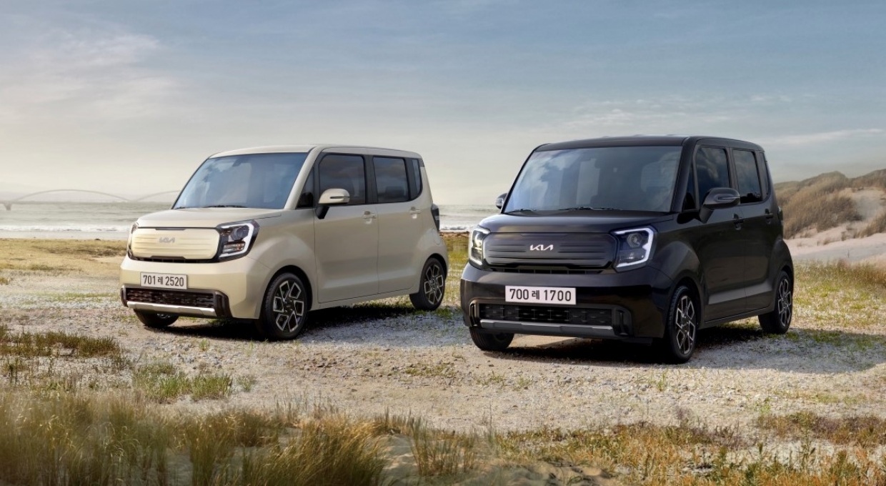 들판에 정차하고 있는 더 뉴 기아 레이 2대