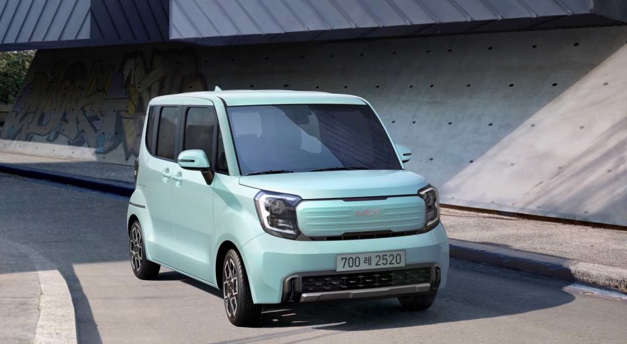 코너에 정차 중인 더 뉴 기아 레이 전측면부