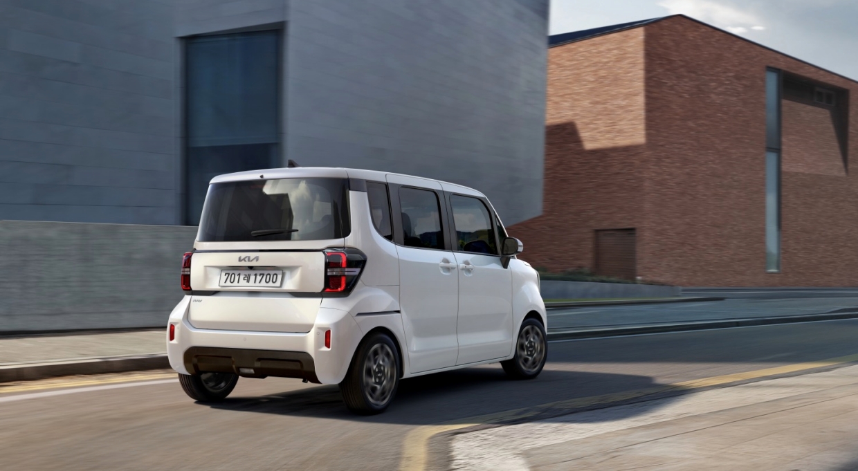 도로를 달리는 더 뉴 기아 레이의 후측면부