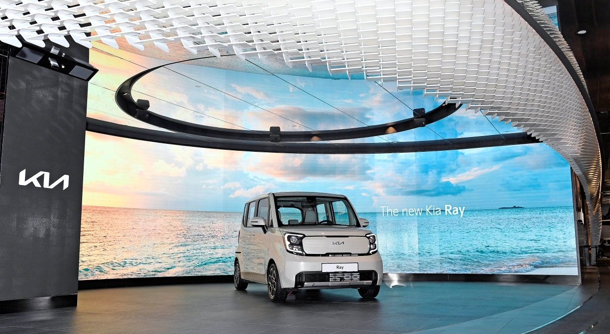 전시장에 있는 더 뉴 기아 레이 전측면부