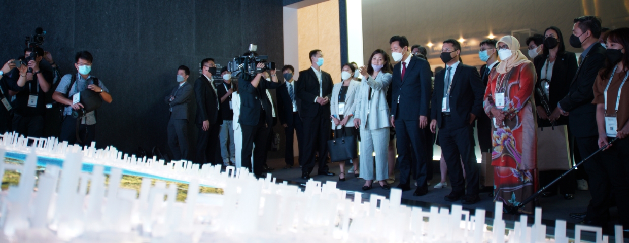 현대차그룹의 HMG 그린필드 스마트시티 참조 모델에 높은 관심을 보인 참석자의 모습