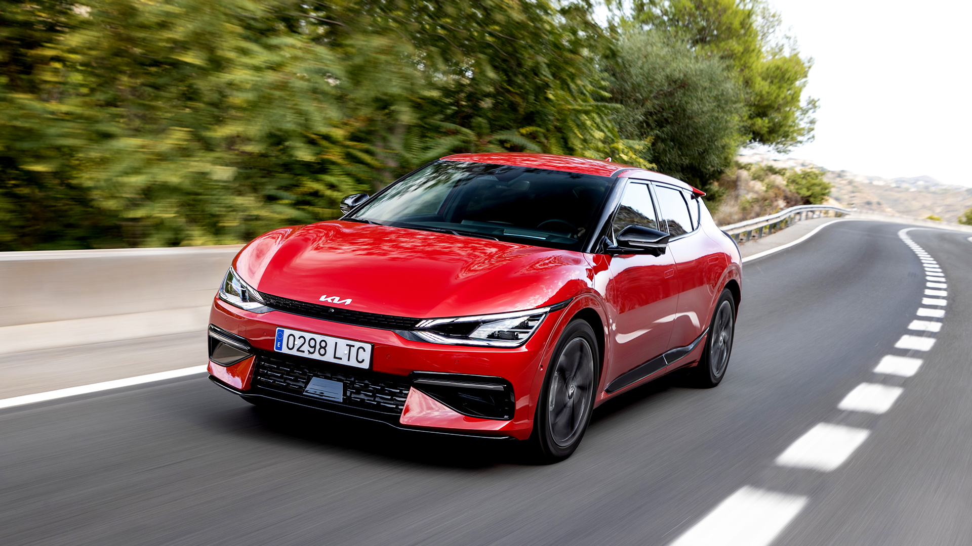 기아 EV6의 주행 앞모습