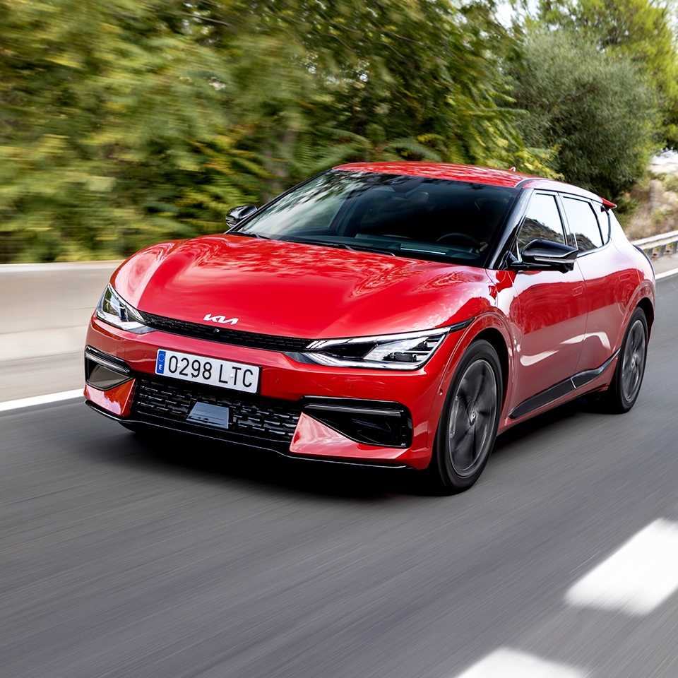 기아 EV6의 주행 앞모습