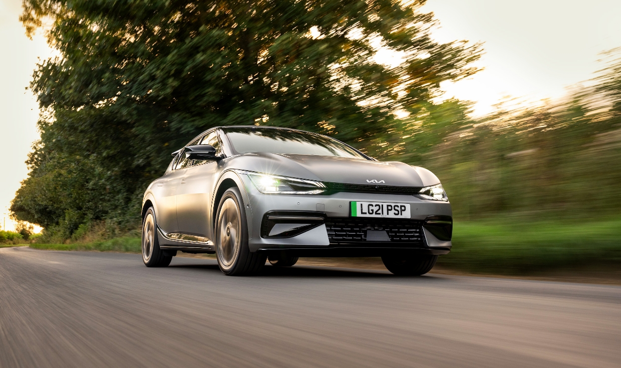 기아 EV6의 주행 앞모습