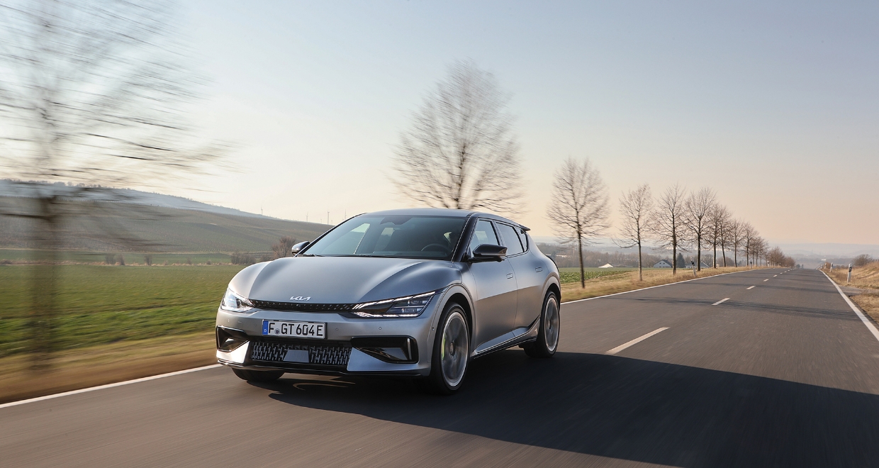 기아 EV6의 주행 앞모습