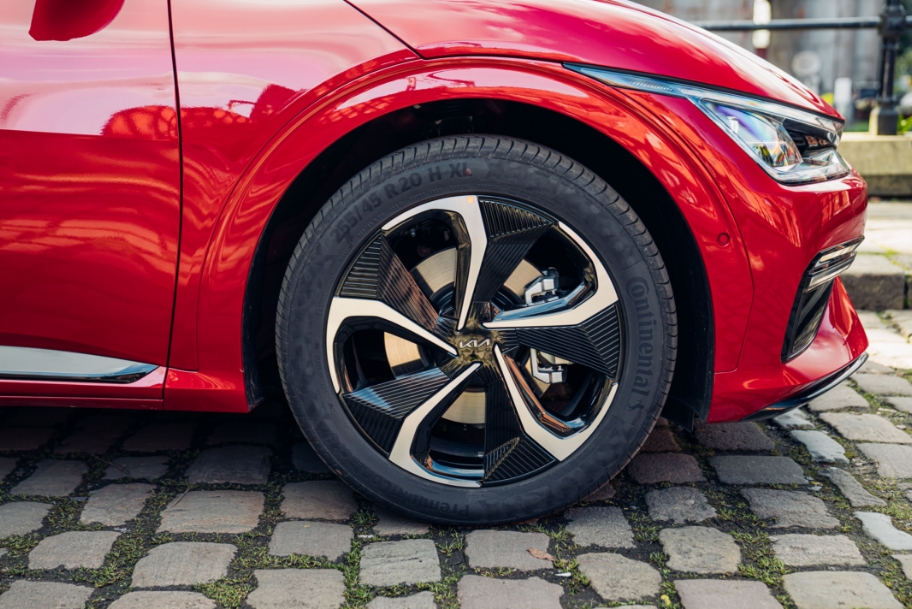 기아 EV6의 앞바퀴