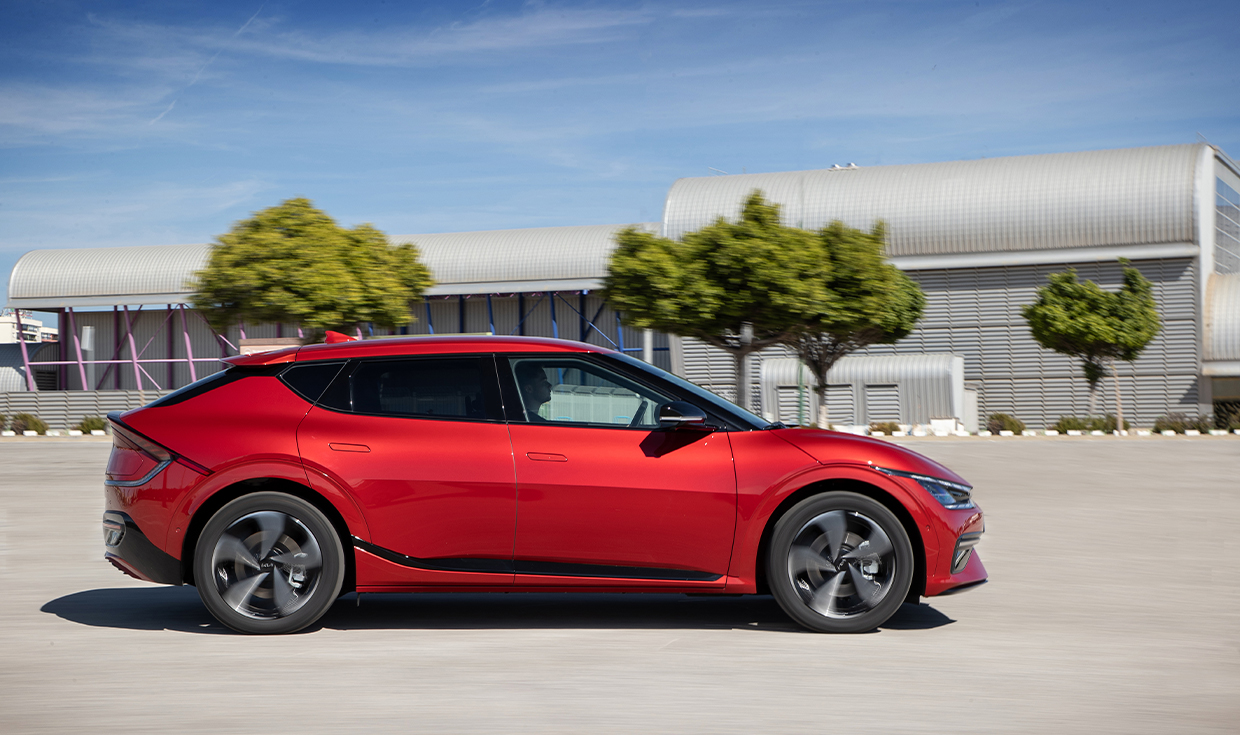 기아 EV6의 주행 옆모습