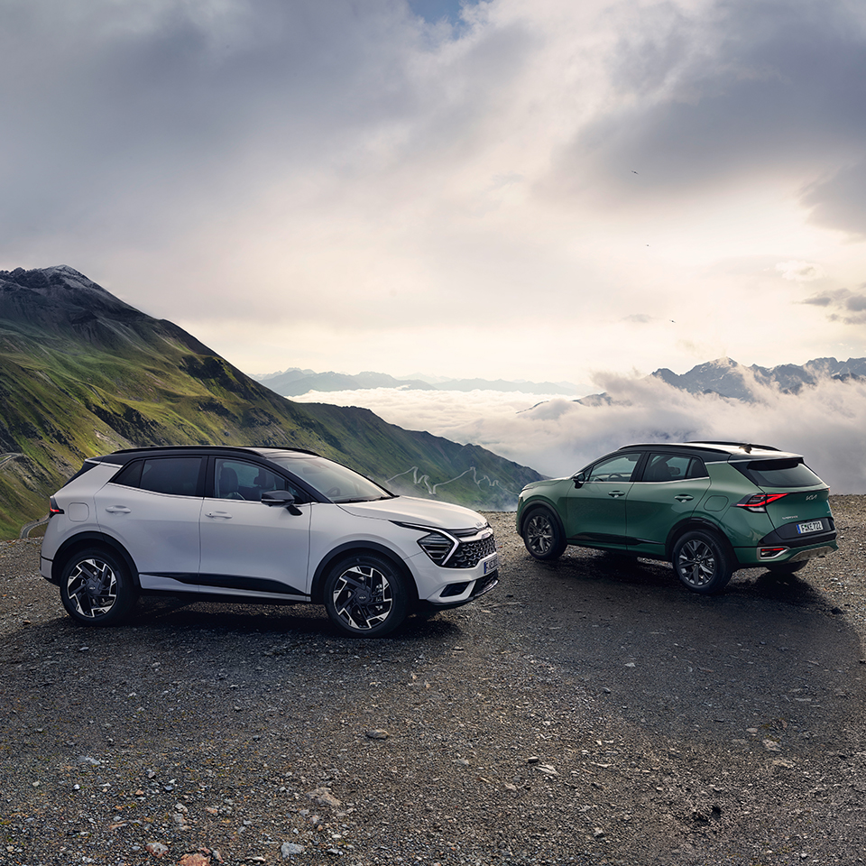 웅장한 자연을 배경으로 서 있는 기아 스포티지의 모습