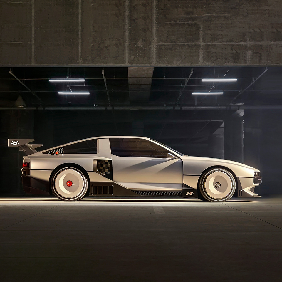 서킷 패독에 주차되어 있는 N Vision 74의 옆모습