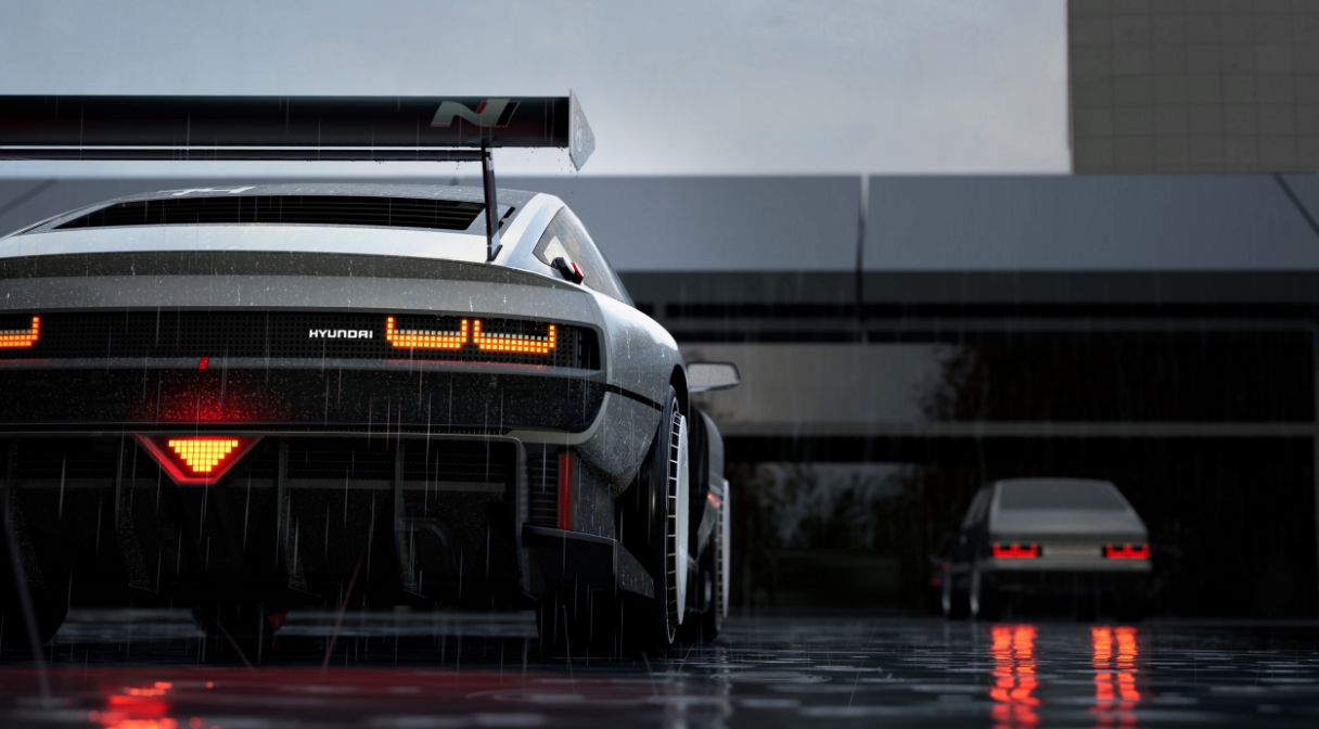 주차되어 있는 N Vision 74와 포니쿠페 콘셉트의 뒷모습