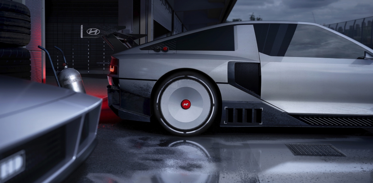 서킷을 달릴 준비를 하고 있는 N Vision 74의 옆모습