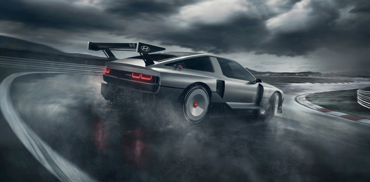 서킷을 드리프트로 달리고 있는 N Vision 74의 뒷모습