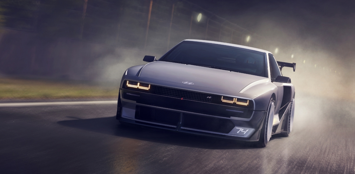 서킷을 달리고 있는 N Vision 74의 앞모습