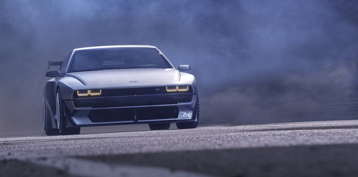 도로에 멈춰 서 있는 N Vision 74의 앞모습