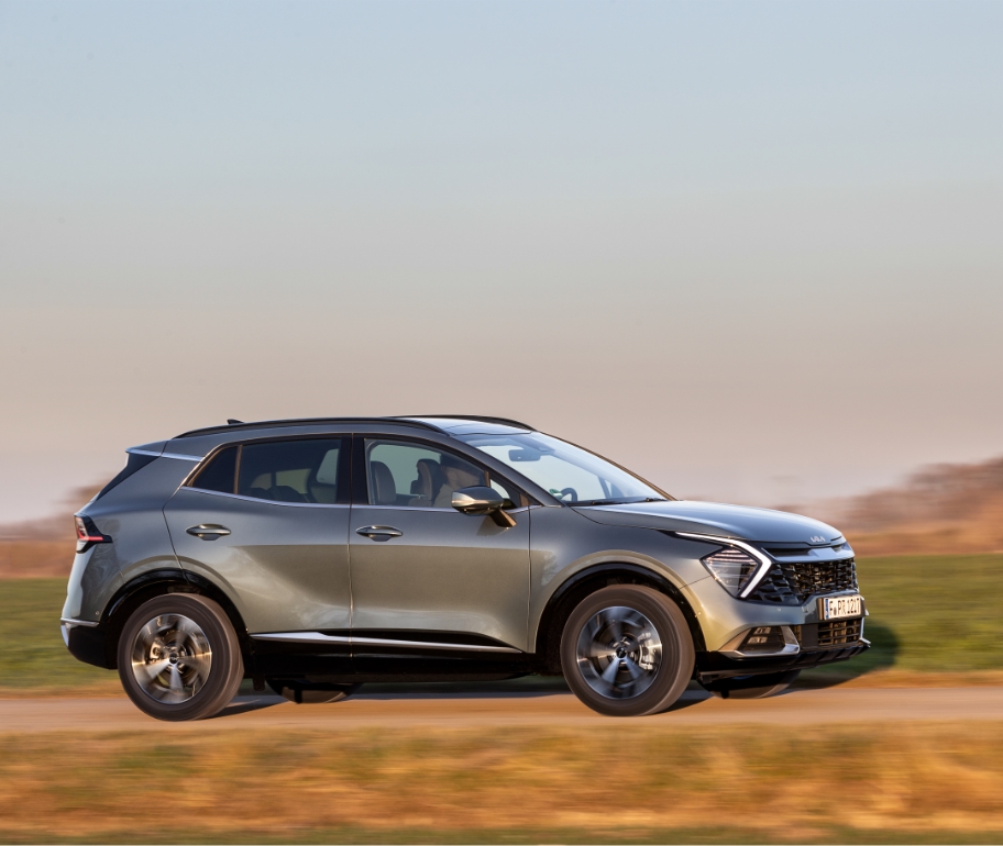 기아 스포티지의 주행 옆모습