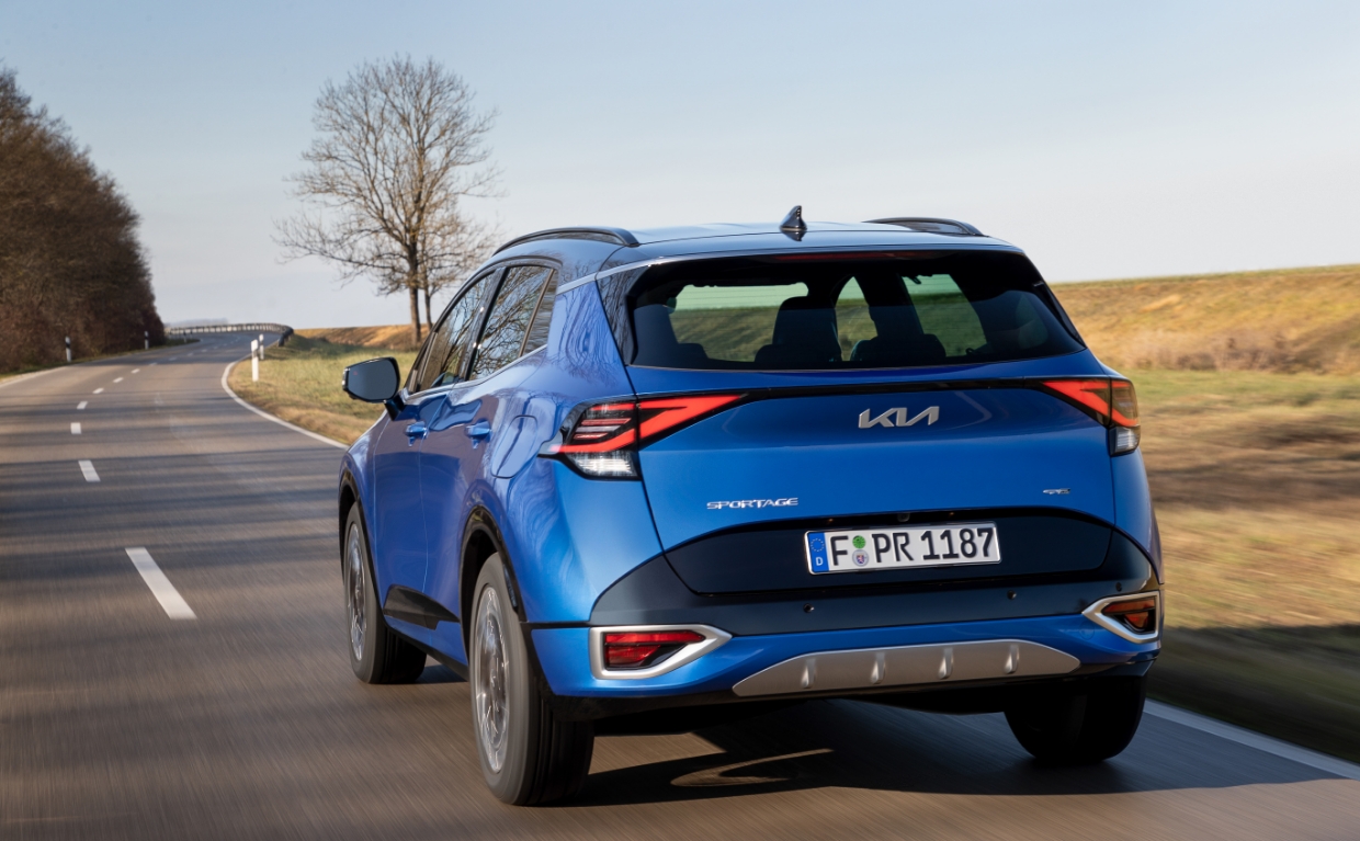 기아 스포티지의 주행 뒷모습