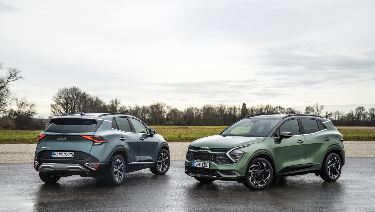 기아 스포티지가 서 있는 모습