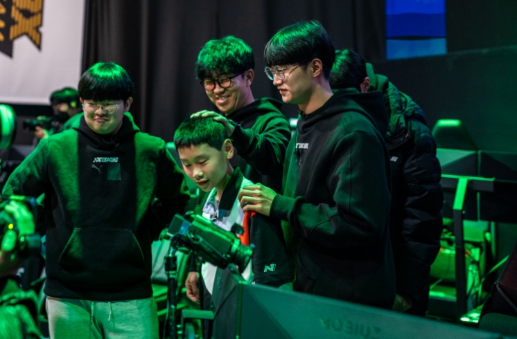 Young people participating in Hyundai Motors N e-Festival